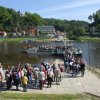 Blick über die Gierseilfähre in Rathen auf die Elbe, das Hotel "Elbiente" und die Burg Neurathen