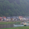 Der fast leere Passagierdampfer "Kurort Rathen" kommt bei strömendem Regen von der Schrammsteintour