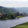 Blick auf Bad Schandau bei bewölktem Himmel mit Schrammsteinen und dem Großen Winterberg